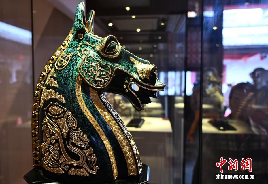 干支の馬をモチーフにした無形文化遺産技術の逸品集めた特別展　福建省