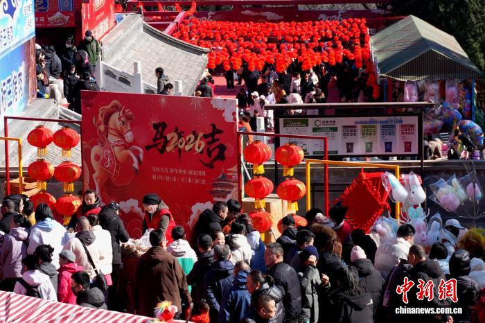 大勢の市民で賑わいを見せる北京八大処公園で開幕した新春文化縁日(2月17日撮影・趙隽)。