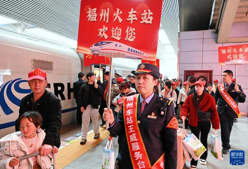 「直行無料Uターン列車」が福州駅に到着　福建省