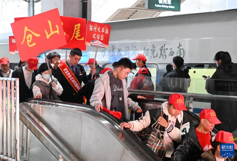 「直行無料Uターン列車」が福州駅に到着　福建省