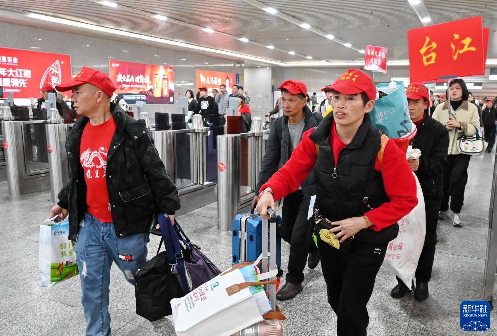 「直行無料Uターン列車」が福州駅に到着　福建省