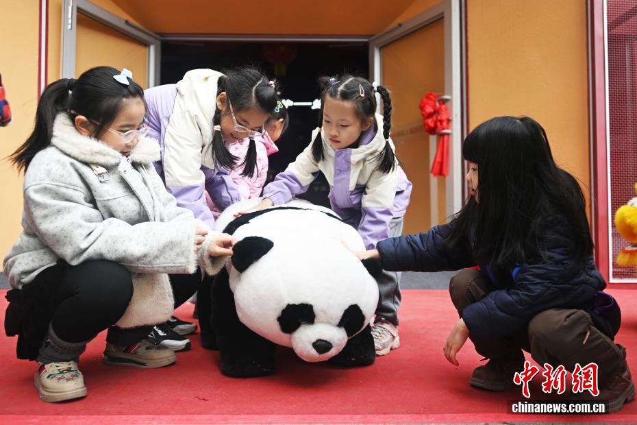 高まり続けるロボット人気　甘粛省蘭州