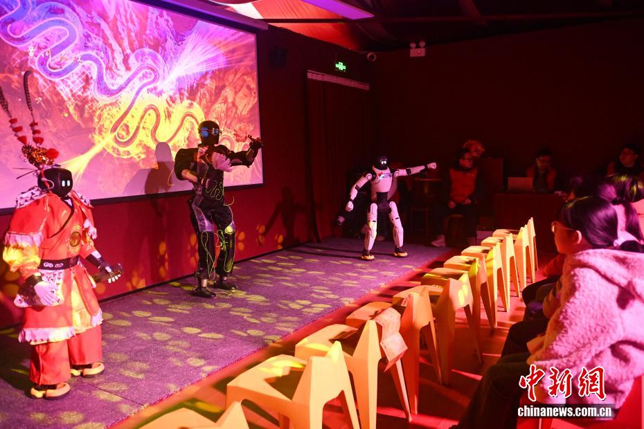 高まり続けるロボット人気　甘粛省蘭州