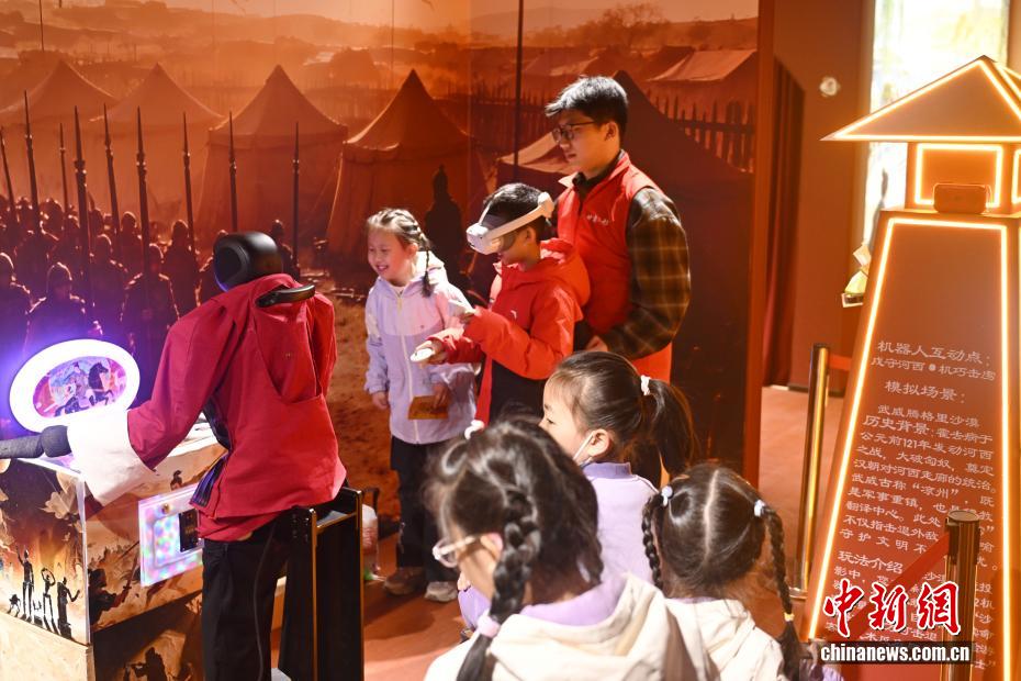 高まり続けるロボット人気　甘粛省蘭州