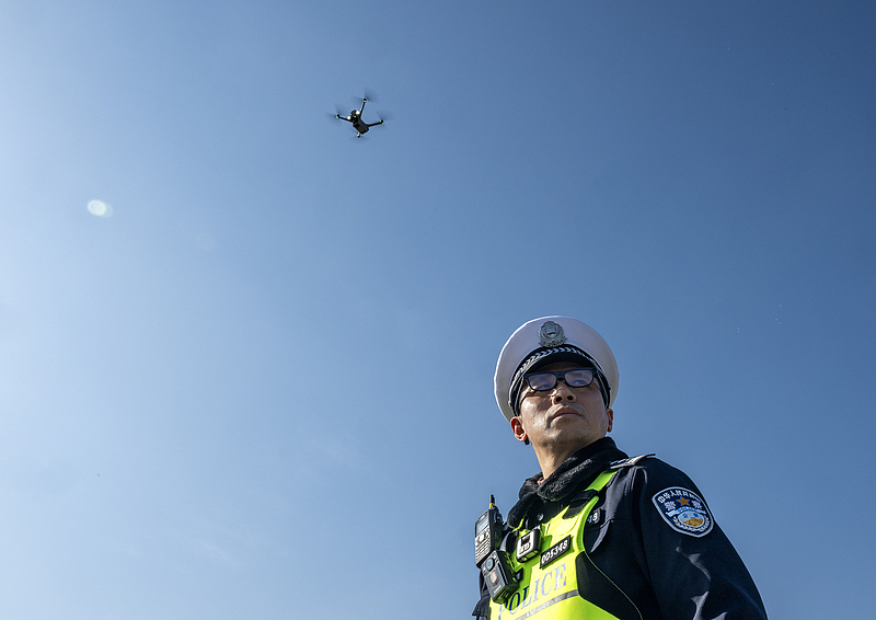 成都交通警察、春節中の交通安全確保に「ドローン＋スマートグラス」導入　四川省
