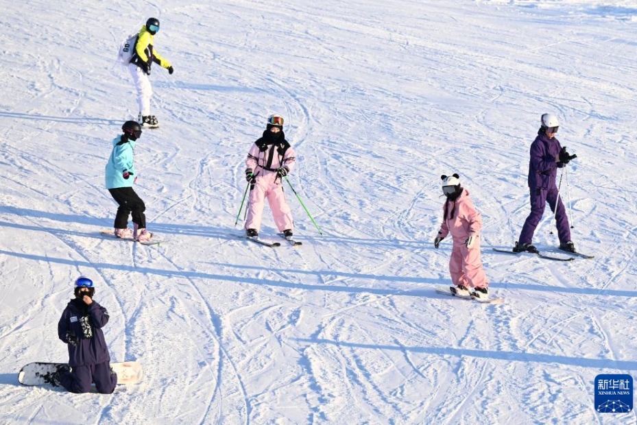 春節連休後も衰えないスキー場人気　新疆・阿勒泰