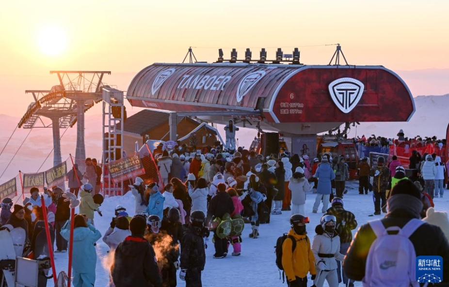 春節連休後も衰えないスキー場人気　新疆・阿勒泰