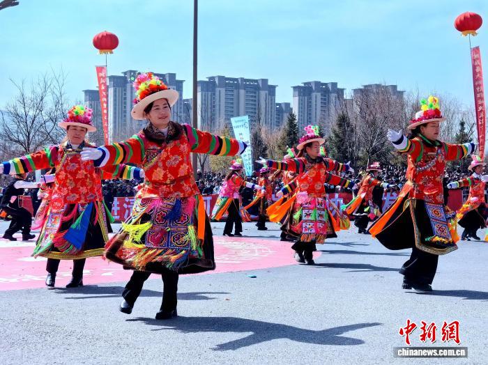 「最大規模の社火パフォーマンス」がギネス世界記録認定　青海省海東