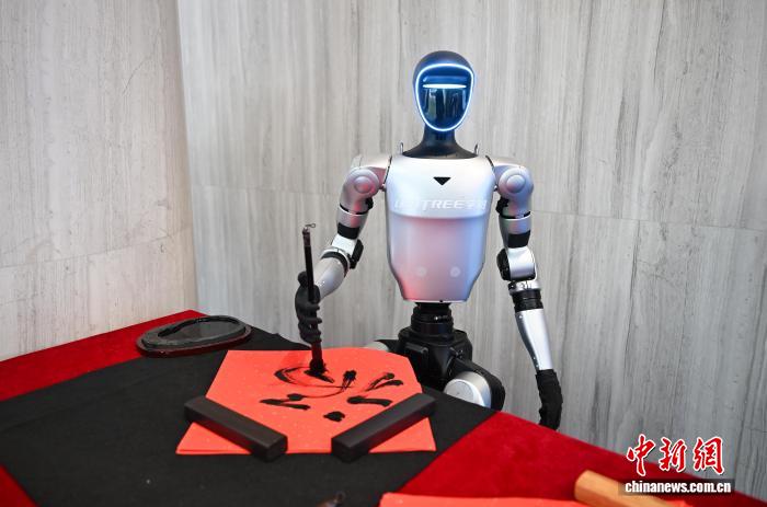 宇樹科技でロボットが多彩なパフォーマンスを披露　浙江省杭州