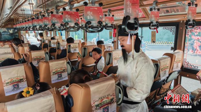 「李白」と「杜甫」が運転する観光バス？　四川省成都