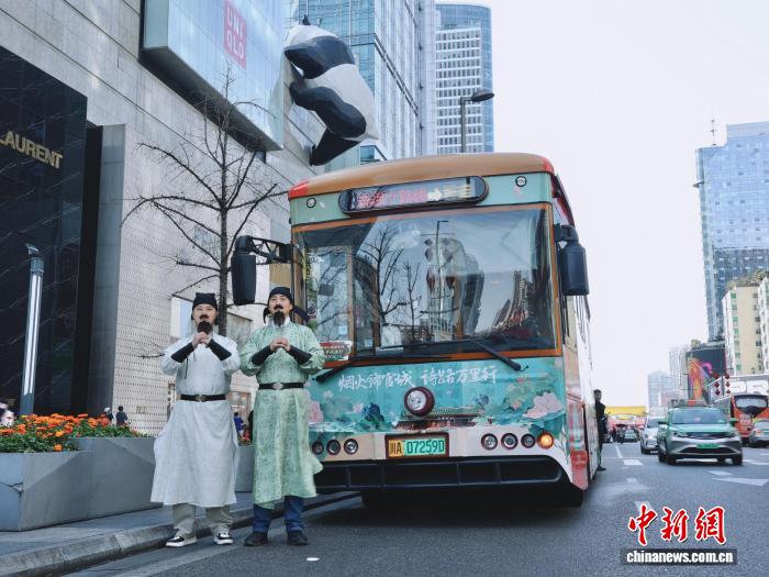 「李白」と「杜甫」が運転する観光バス？　四川省成都