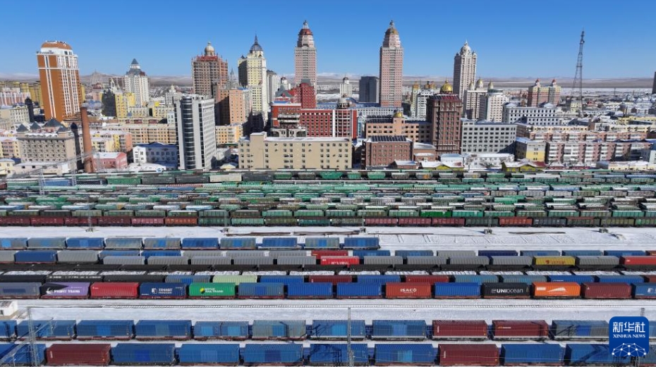 中国鉄道哈爾浜(ハルビン)局集団有限公司の満洲里駅で、海外に向け発車を待つ中欧班列(2月26日ドローンによる撮影・黄旭)。