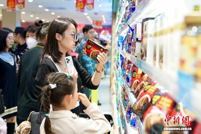 2月11日にオープンした海南島初の島内住民向け免税店。(撮影・陳英清)