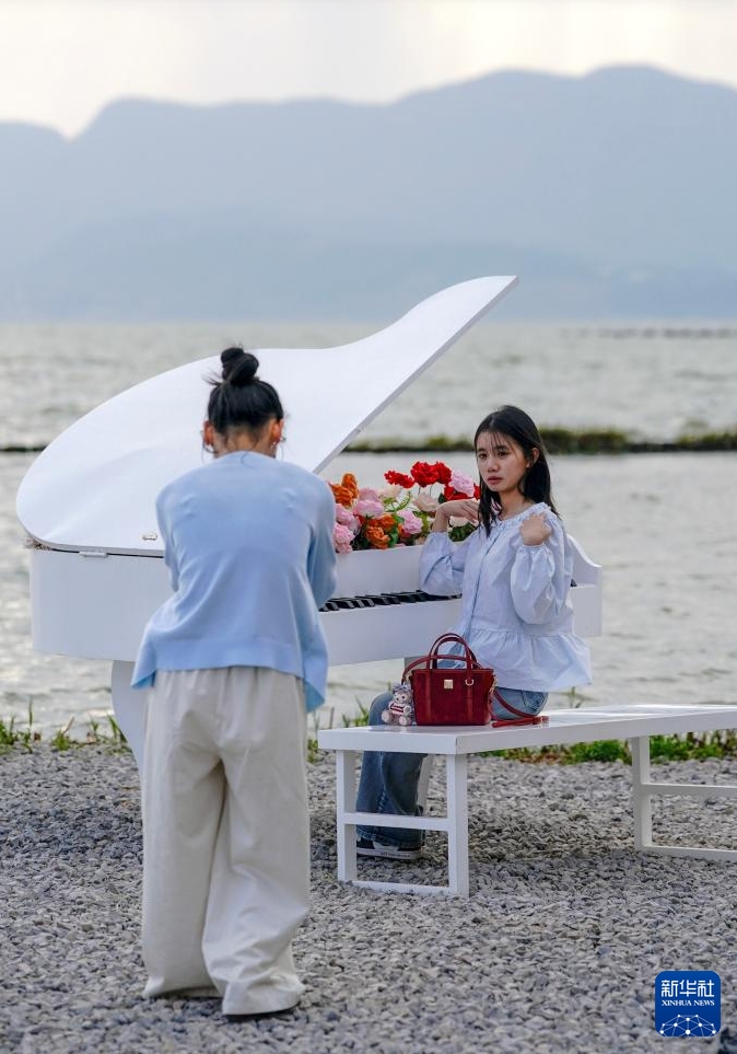 観光客を魅了する春の滇池　雲南省昆明