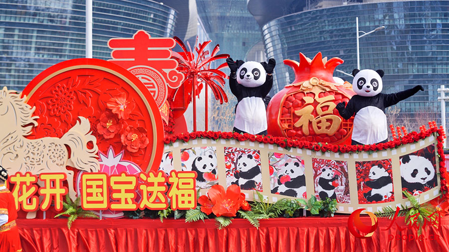 特色ある社火チームが集結したパレード開催　新疆・烏魯木斉