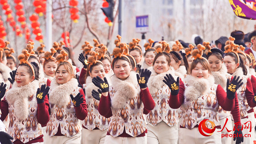 特色ある社火チームが集結したパレード開催　新疆・烏魯木斉