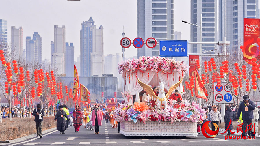 特色ある社火チームが集結したパレード開催　新疆・烏魯木斉