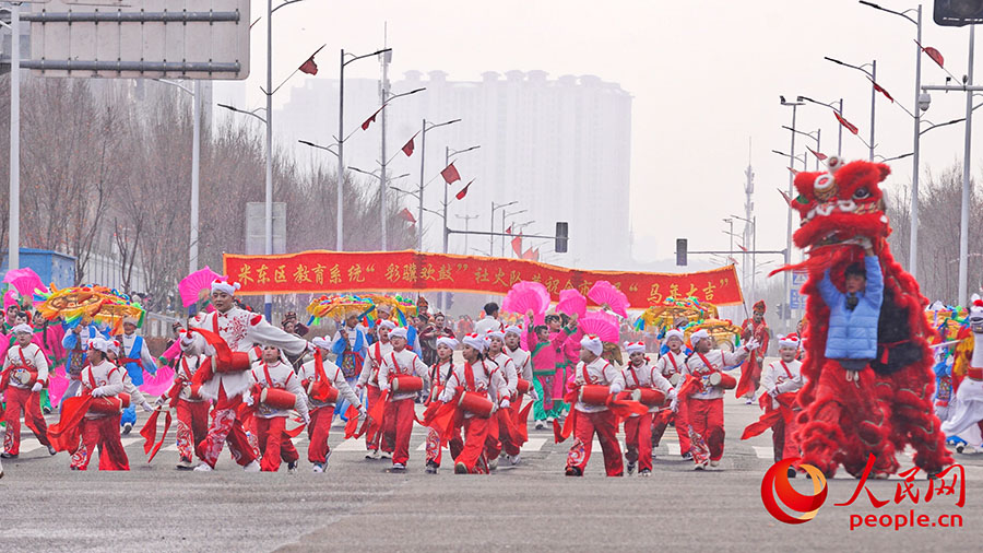 特色ある社火チームが集結したパレード開催　新疆・烏魯木斉