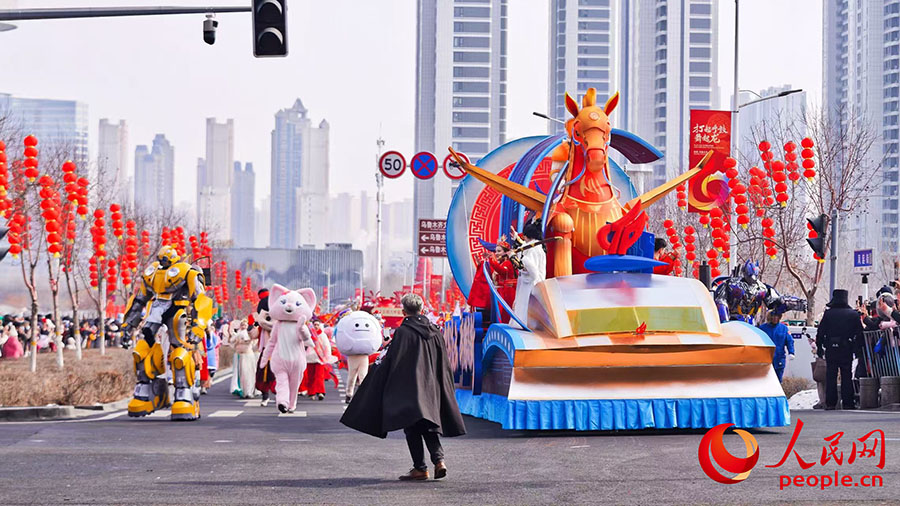 特色ある社火チームが集結したパレード開催　新疆・烏魯木斉