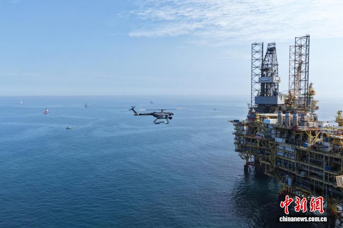 2月28日、北部湾海域油田ドローンシステム運用プロジェクトが正式に稼働し、中国の海上油田で初の低空経済の規模化応用が実現した。画像は海底パイプラインの点検作業を行っているドローン。(画像提供:中国海油)
