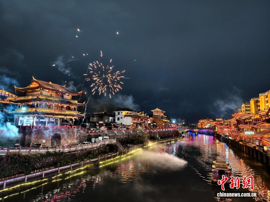 ライトアップで美しく照らされた「客家の首府」　福建省長汀