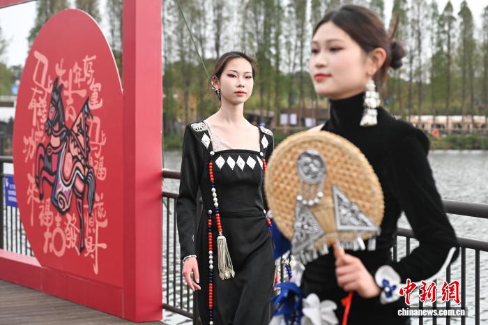 民族衣装を新たな形で表現する無形文化遺産ファッションショー　雲南省