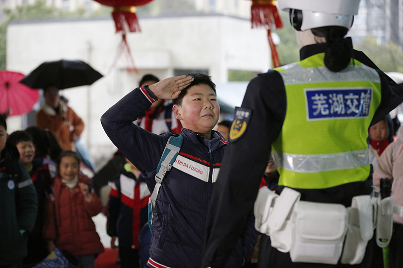 蕪湖市銀湖小学校を訪れたAI交通警察ロボットと小学生の交流（写真著作権はCFP視覚中国が所有のため転載禁止）。