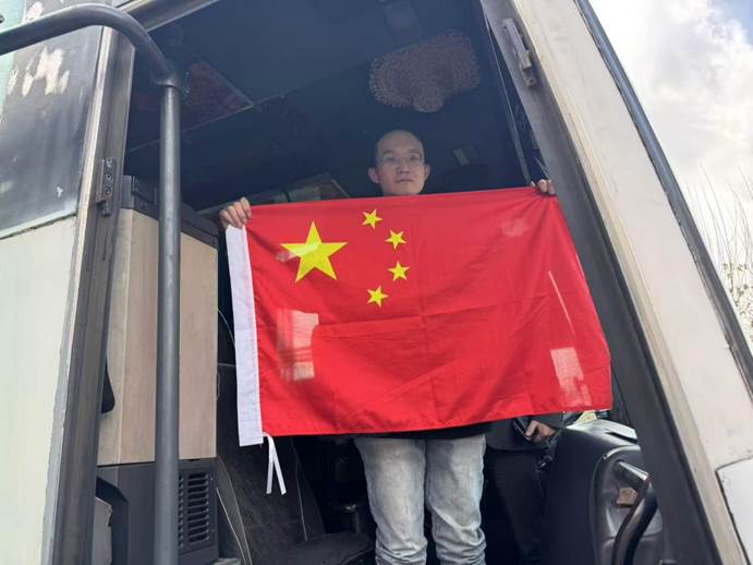 3月2日、イランから退避するためにテヘランからアゼルバイジャンに向かうバスに乗る中国人（写真提供・イラン華人華僑聯合会）。