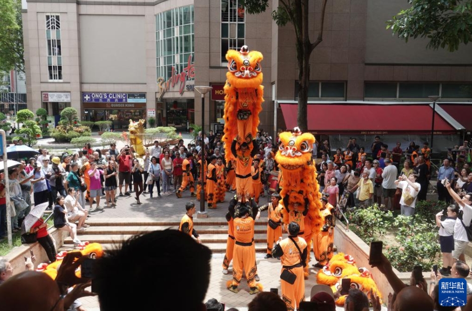 シンガポールの商業施設の外で開かれた元宵節を祝う獅子舞のパフォーマンス（3月3日撮影・鄧智煒）。