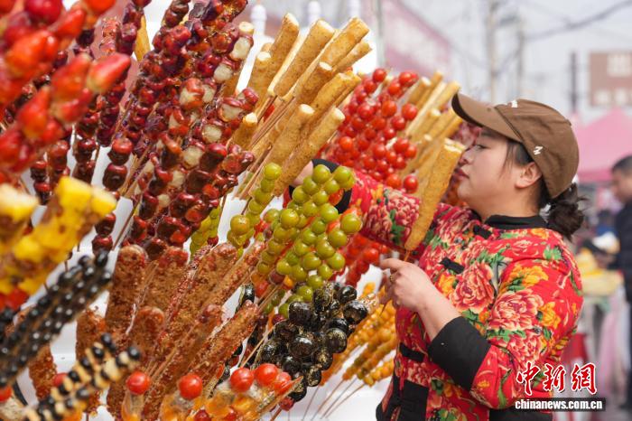 元宵節を祝う飴がけ菓子のイベント「糖墩会」開催　河北省任丘