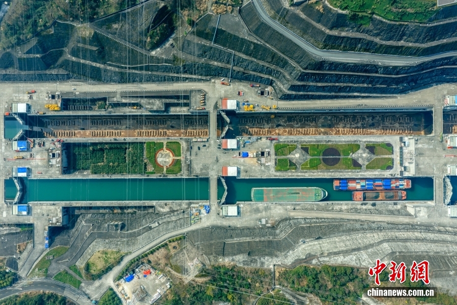 三峡南線閘門の2026年計画的運航停止・点検整備の開始に伴い、単線で運用される三峡北線閘門（3月4日ドローンによる撮影・王罡）。