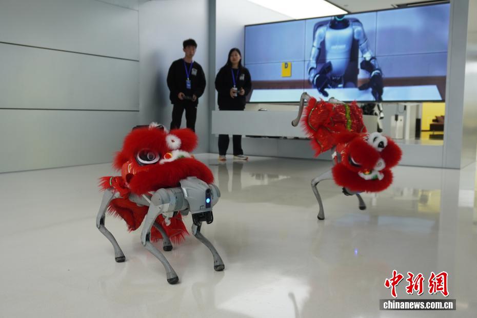 河南省初の人型ロボット「4S店」を訪ねて