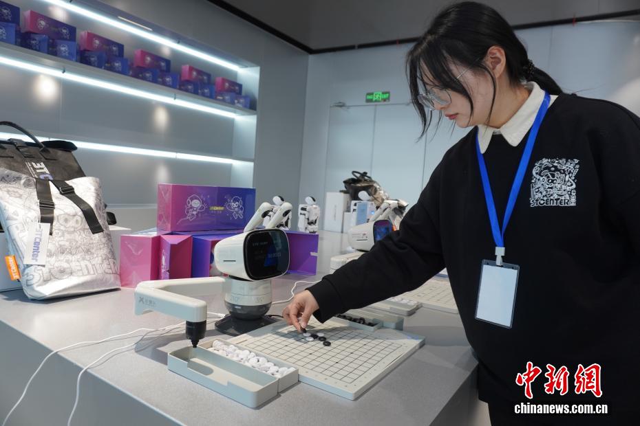 河南省初の人型ロボット「4S店」を訪ねて