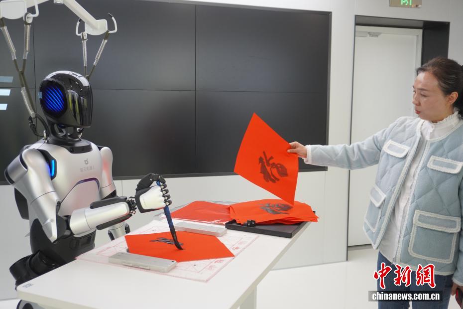 河南省初の人型ロボット「4S店」を訪ねて