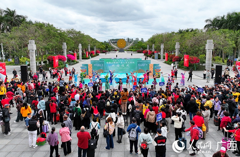 「上巳節」の日に大勢の観光客で賑わう南寧市の広場（撮影・付華周）。