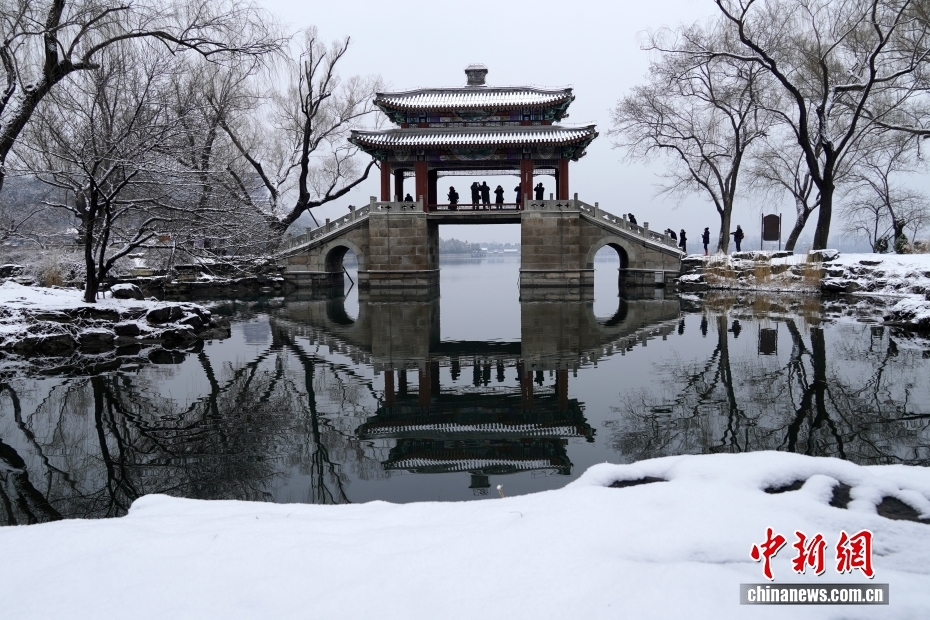 北京で降雪、頤和園の雪景色楽しむ観光客