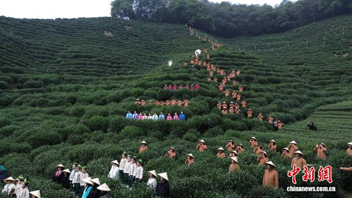 西湖竜井で豊作を祈願する伝統行事「喊山」　浙江省杭州