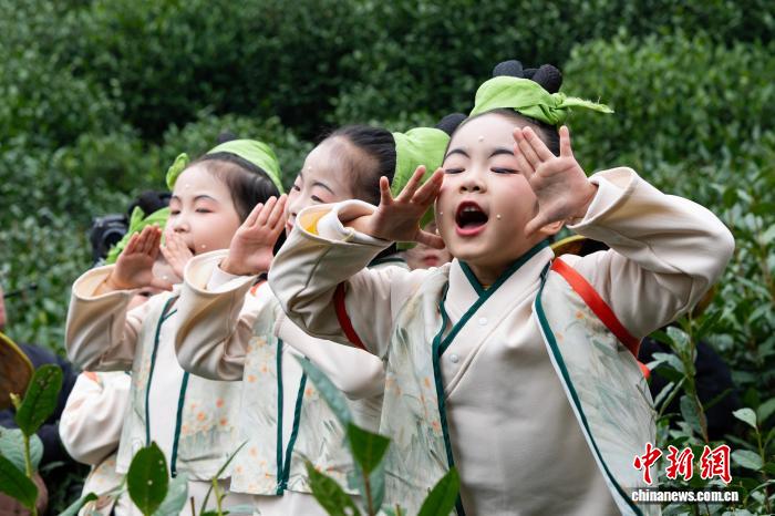 西湖竜井で豊作を祈願する伝統行事「喊山」　浙江省杭州