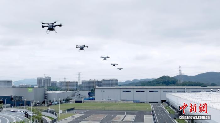 匯天空飛ぶクルマ量産工場で3月5日、複数機による試験飛行が行われ、性能検証が実施された。（画像提供：小鵬匯天）