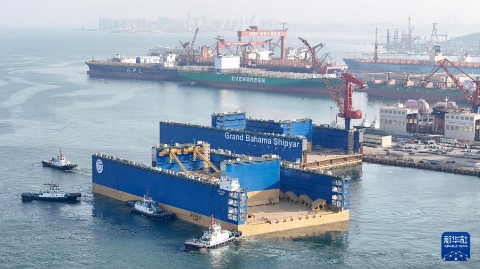 12万トン級フローティングドックの移送スタート　山東省青島