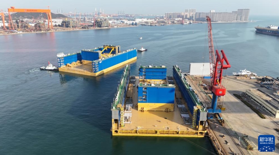 12万トン級フローティングドックの移送スタート　山東省青島