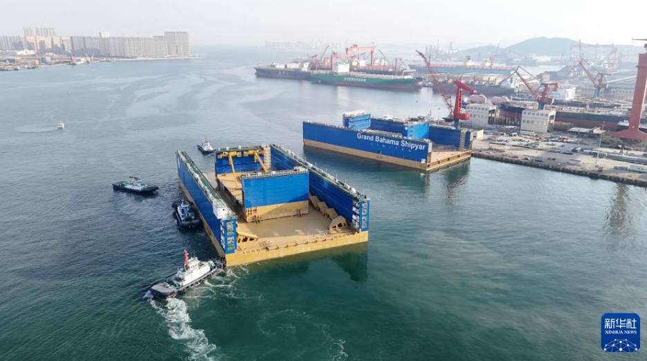 12万トン級フローティングドックの移送スタート　山東省青島