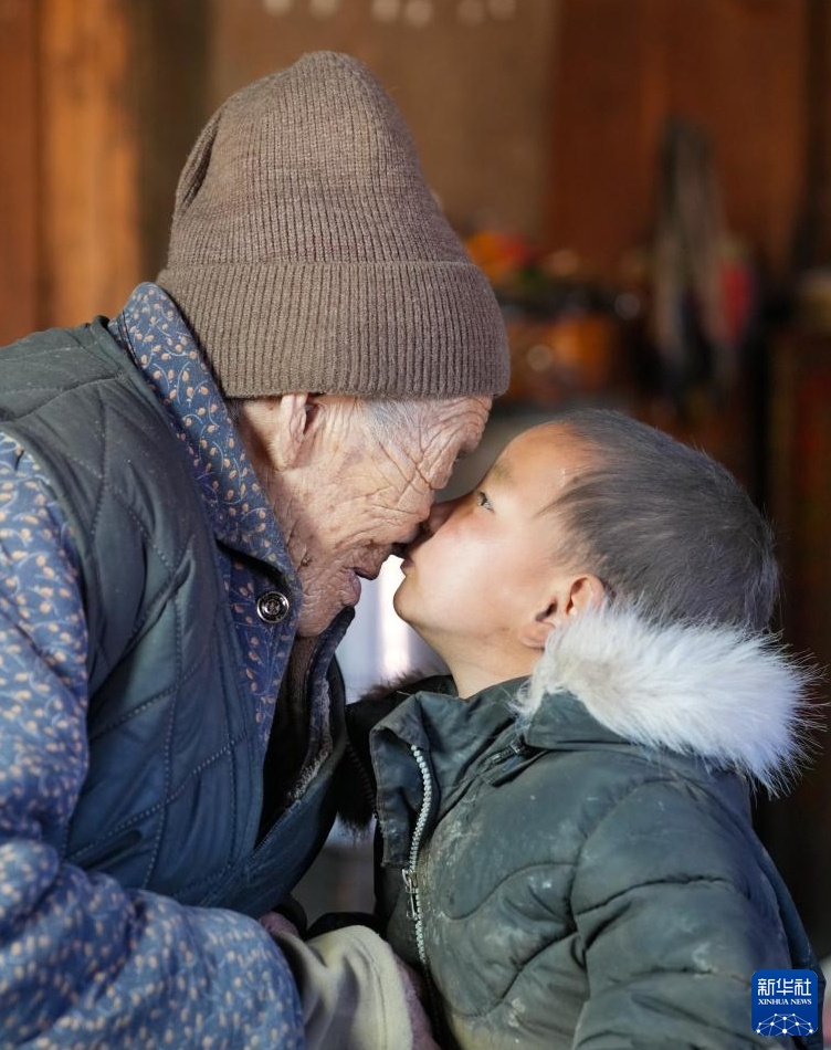 高原に住む長寿姉妹　西蔵・拉薩