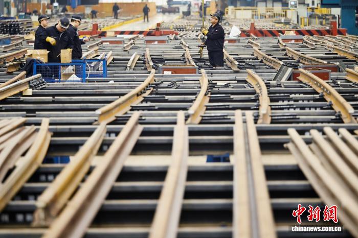 3月9日、江蘇省南京市にある中鉄宝橋集団有限公司の製造現場で働く作業員の様子。（撮影・泱波）