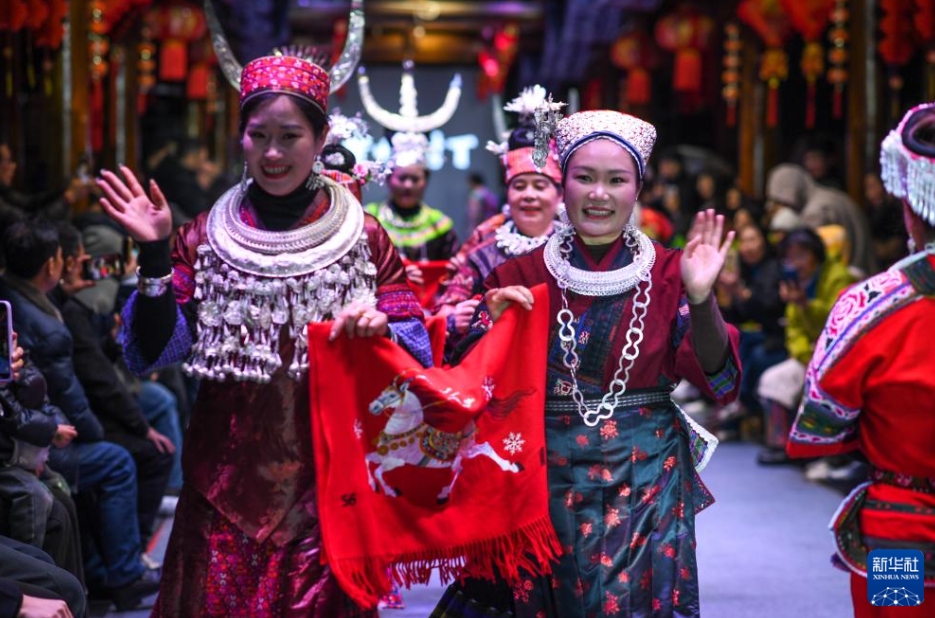 民族衣装の美しさを紹介するファッションショー　貴州省凱里