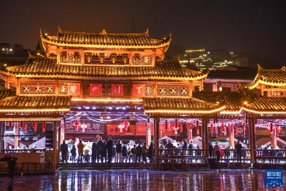 民族衣装の美しさを紹介するファッションショー　貴州省凱里