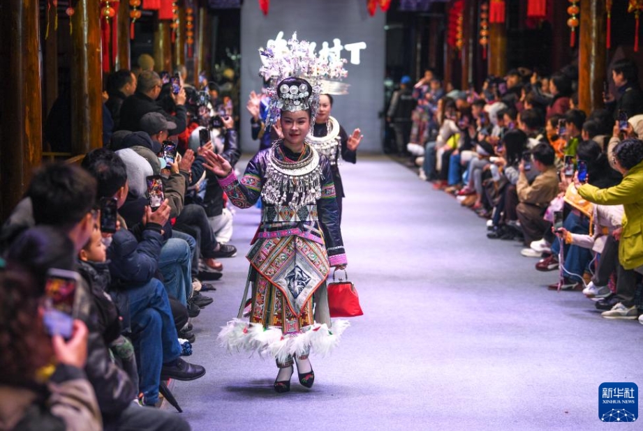 民族衣装の美しさを紹介するファッションショー　貴州省凱里