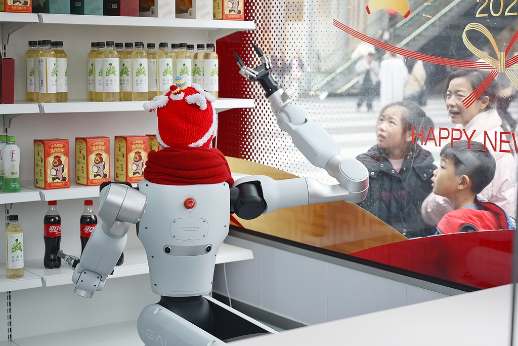 客に飲み物を出すロボット店員。（画像著作権はCFP視覚中国所有のため転載禁止）