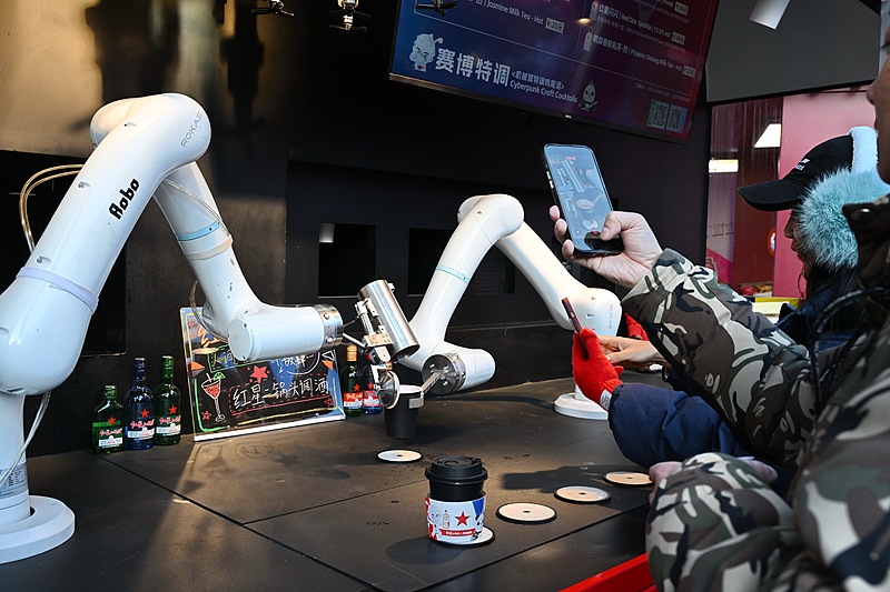 北京の隆福寺で、注目を集めたAIバーテンダーロボット（3月6日撮影・写真著作権はCFP視覚中国が所有のため転載禁止）。