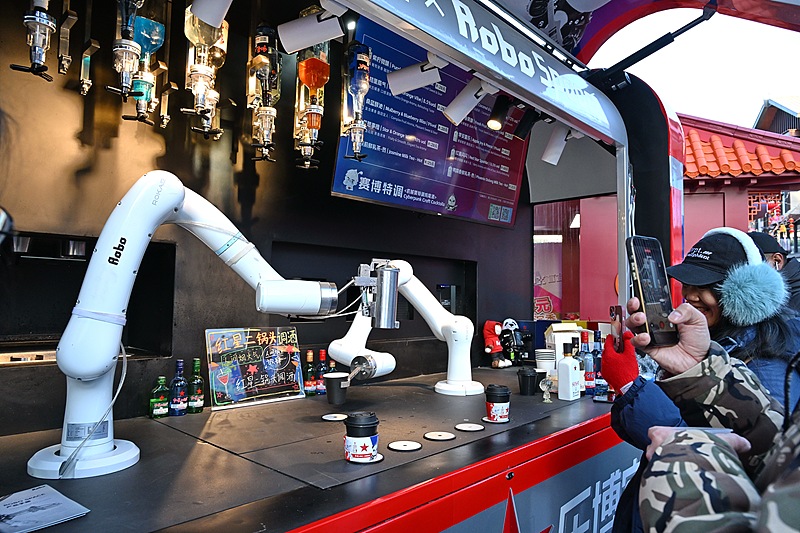 人気を集めるAIバーテンダーロボット　北京